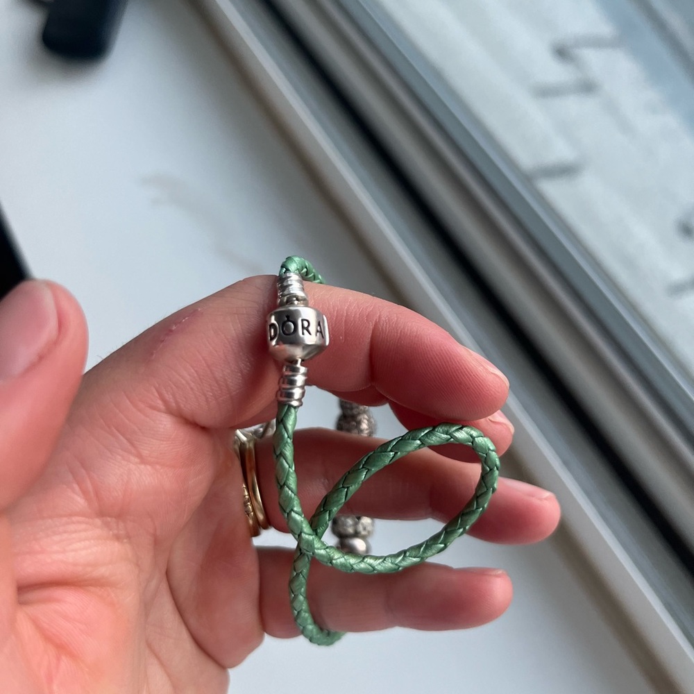 Pandora leather bracelet with pandora charms - Picture 4 of 5